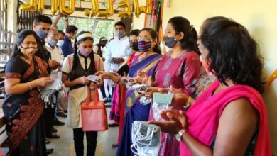 पंडित दीनदयाळ उपाध्याय शाळेत विद्यार्थ्यांचे मास्क, सॅनिटायझर व चॉकलेट देऊन स्वागत..