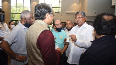चंद्रकांत पाटील यांनी साधला कोथरूड मधील जेष्ठ नागरिकांशी संवाद..