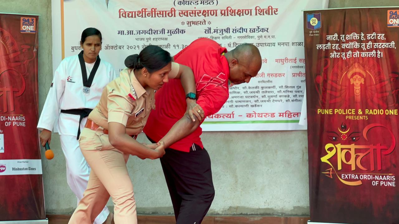 भाजप महिला मोर्चा कोथरुड मतदारसंघातर्फे नवरात्रीनिमित्त महापालिका शाळांतील विद्यार्थीनींसाठी स्वसंरक्षण प्रशिक्षण अभियान