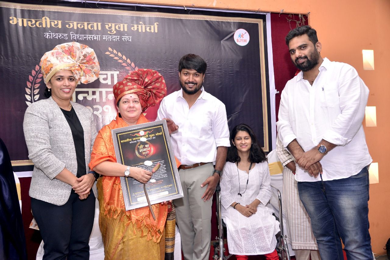 कर्तृत्ववान नवदुर्गांचा कोथरुड भाजप युवा मोर्चाचे अध्यक्ष दुष्यंत मोहोळ यांच्या वतीने सन्मान..