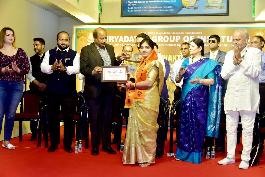 पियुषा किरण दगडे पाटील यांचा नारीशक्ती-आदर्श सरपंच पुरस्कार देऊन सुर्यदत्ता कॉलेजकडून सन्मान..