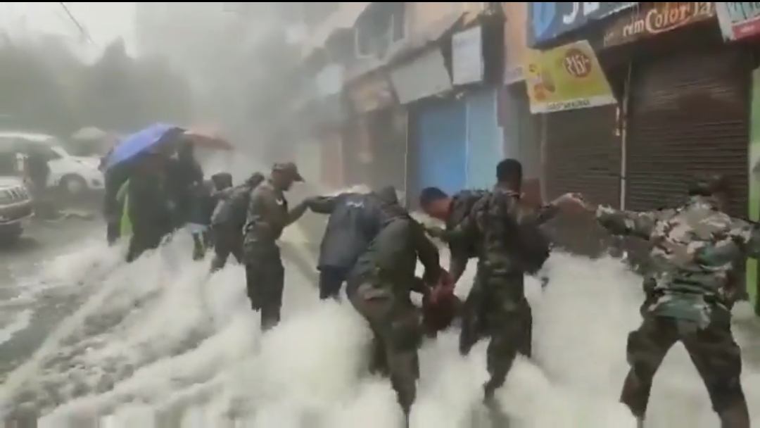 उत्तराखंड नैनीतालमध्ये पावसाचा कहर ; महाराष्ट्रातील पर्यटक अडकले : पहा व्हिडिओ उत्तराखंड नैनीतालमध्ये पावसाचा कहर ; महाराष्ट्रातील पर्यटक अडकले : पहा व्हिडिओ