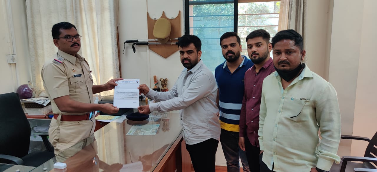 शरद पवारांवर आक्षेपार्ह भाषेत टीका करणाऱ्या तुषार भोसलेंवर गुन्हा दाखल करा राष्ट्रवादी युवकची अटकेची मागणी