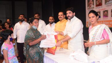 नगरसेविका हर्षाली माथवड यांच्या कडून कोथरूडमध्ये सहा हजार दिवाळी फराळाच्या किटचे वाटप