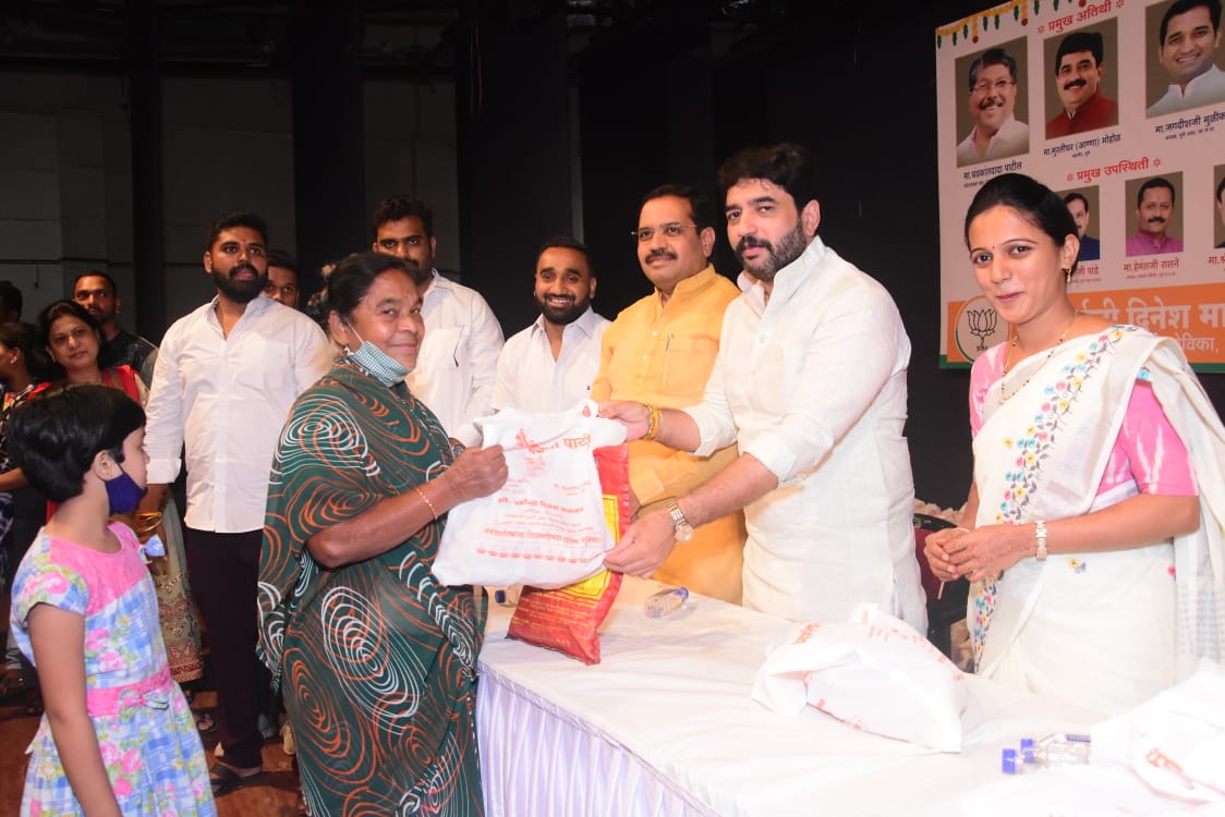 नगरसेविका हर्षाली माथवड यांच्या कडून कोथरूडमध्ये सहा हजार दिवाळी फराळाच्या किटचे वाटप