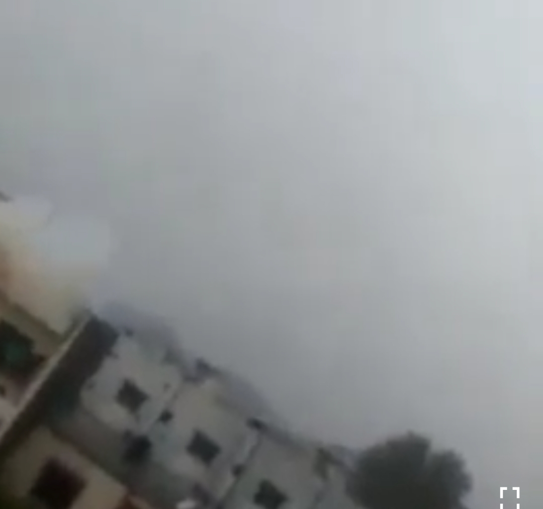 पुण्यात इमारतीवर वीज पडली. घटना कॅमेरात कैद पाहा व्हिडिओ…