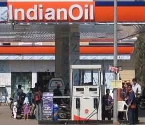 लक्ष्मीपूजनाच्या दिवशी पेट्रोल-डिझेलच्या किमतींमध्ये मोठी घट