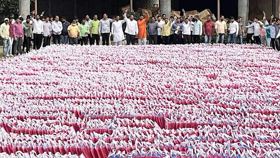 नागरिकांची दिवाळी आनंदी क्षणांनी भरून जावी म्हणून विरेश शितोळे यांच्याकडून १० हजार भेटवस्तूंचे वाटप..