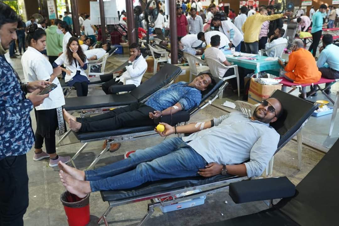 पुणेकरांनी रक्तदानासाठी दाखवलेली एकजूट समाधान देणारी होती : महापौर मुरलीधर मोहोळ ; ३ हजार ८६० जणांनी केले रक्तदान..