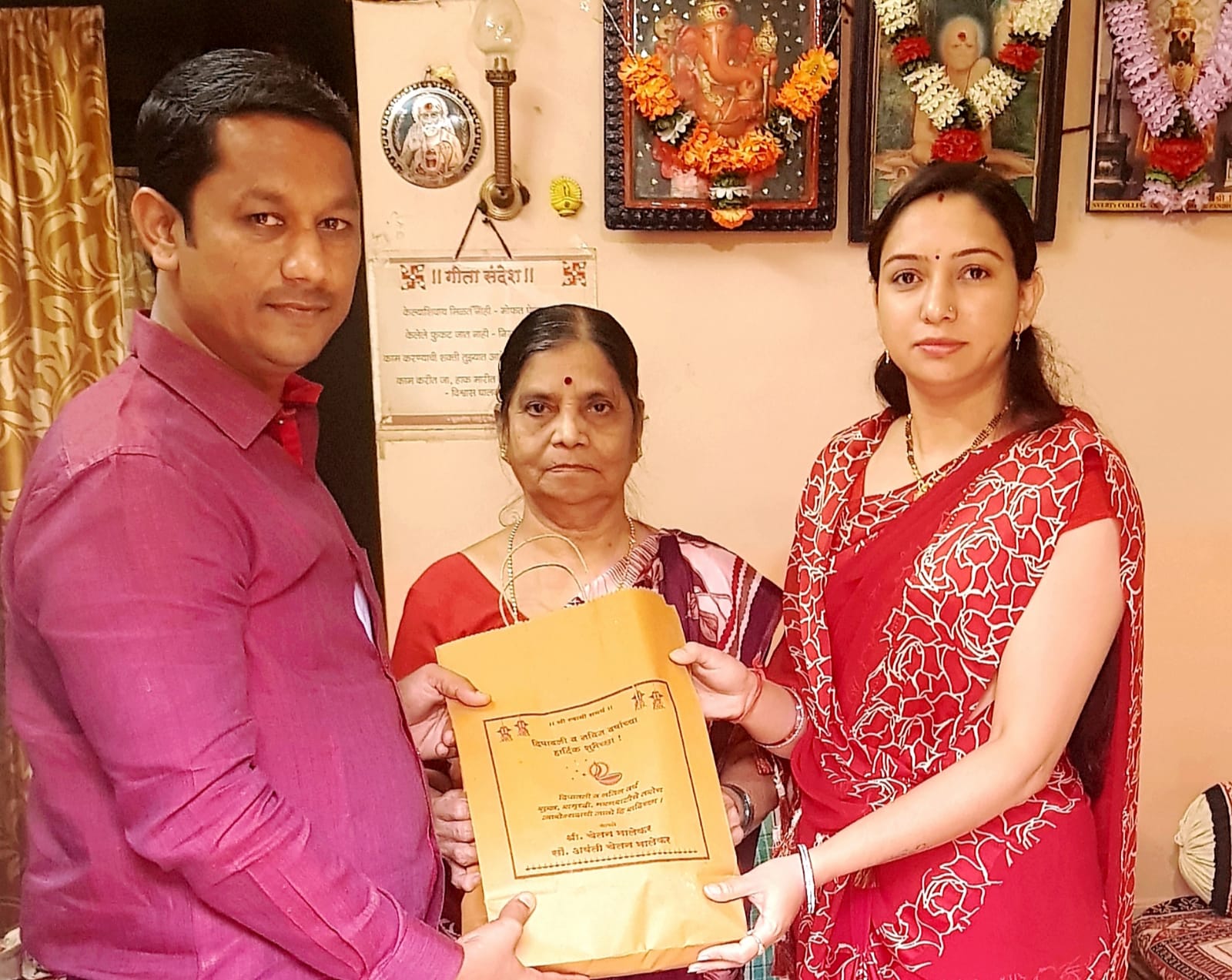 कोरोना काळात सदस्य गमावलेल्या  कुटुंबांना आवंती भालेकर यांच्याकडून दिवाळी फराळ किटचे वाटप..