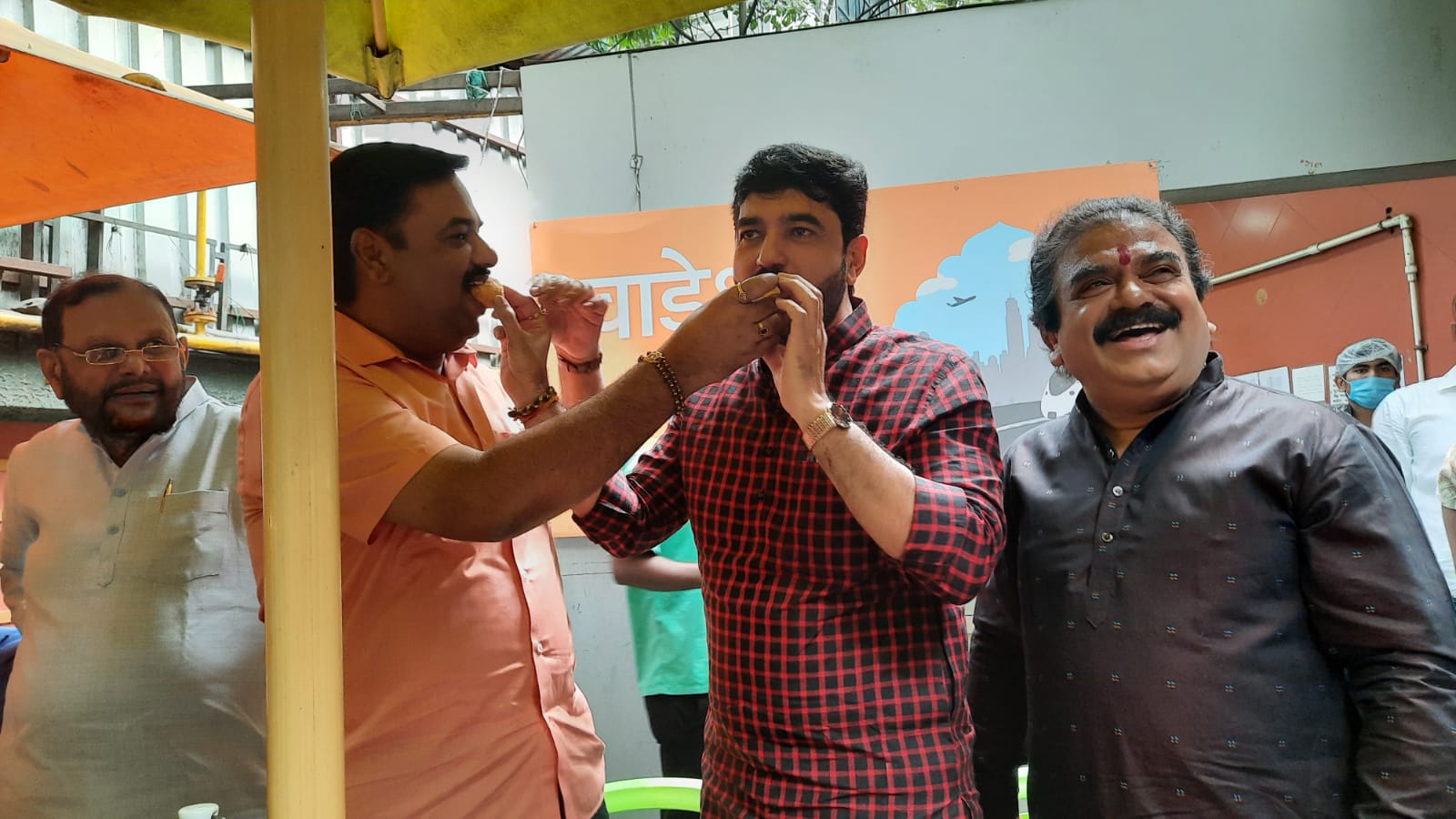 महापौर मुरलीधर मोहोळ आणि राष्ट्रवादीचे शहराध्यक्ष प्रशांत जगताप यांनी एकमेकांना भरवला लाडू..