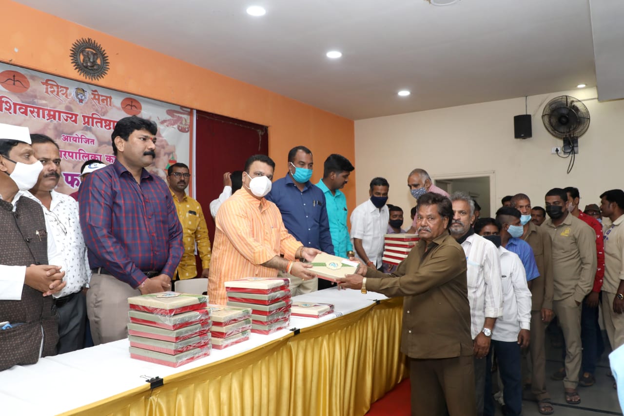 महापालिका कर्मचाऱ्यांसाठी दिवाळी फराळ ; शिवसेना गटनेते पृथ्वीराज सुतार यांचा सलग पंधरा वर्षांपासूनचा स्तुत्य उपक्रम