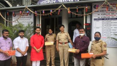 समाजाच्या संरक्षणासाठी कायम तैनात असणाऱ्या पोलीस कर्मचाऱ्यांना ड्रायफ्रूट बॉक्स चे वाटप ; पृथ्वीराज सुतार यांचा उपक्रम