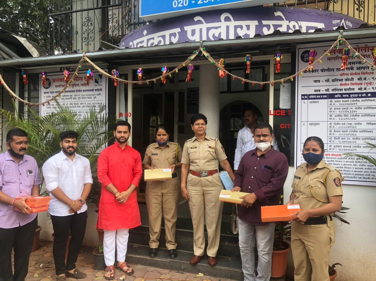 समाजाच्या संरक्षणासाठी कायम तैनात असणाऱ्या पोलीस कर्मचाऱ्यांना ड्रायफ्रूट बॉक्स चे वाटप ; पृथ्वीराज सुतार यांचा उपक्रम