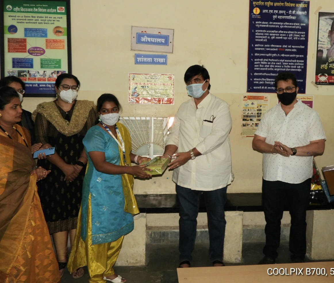 लसीकरणाचे काम प्रामाणिकपणे करणाऱ्या आरोग्य कर्मचाऱ्यांचा नगरसेवक दीपक मानकर यांच्याकडून सन्मान..