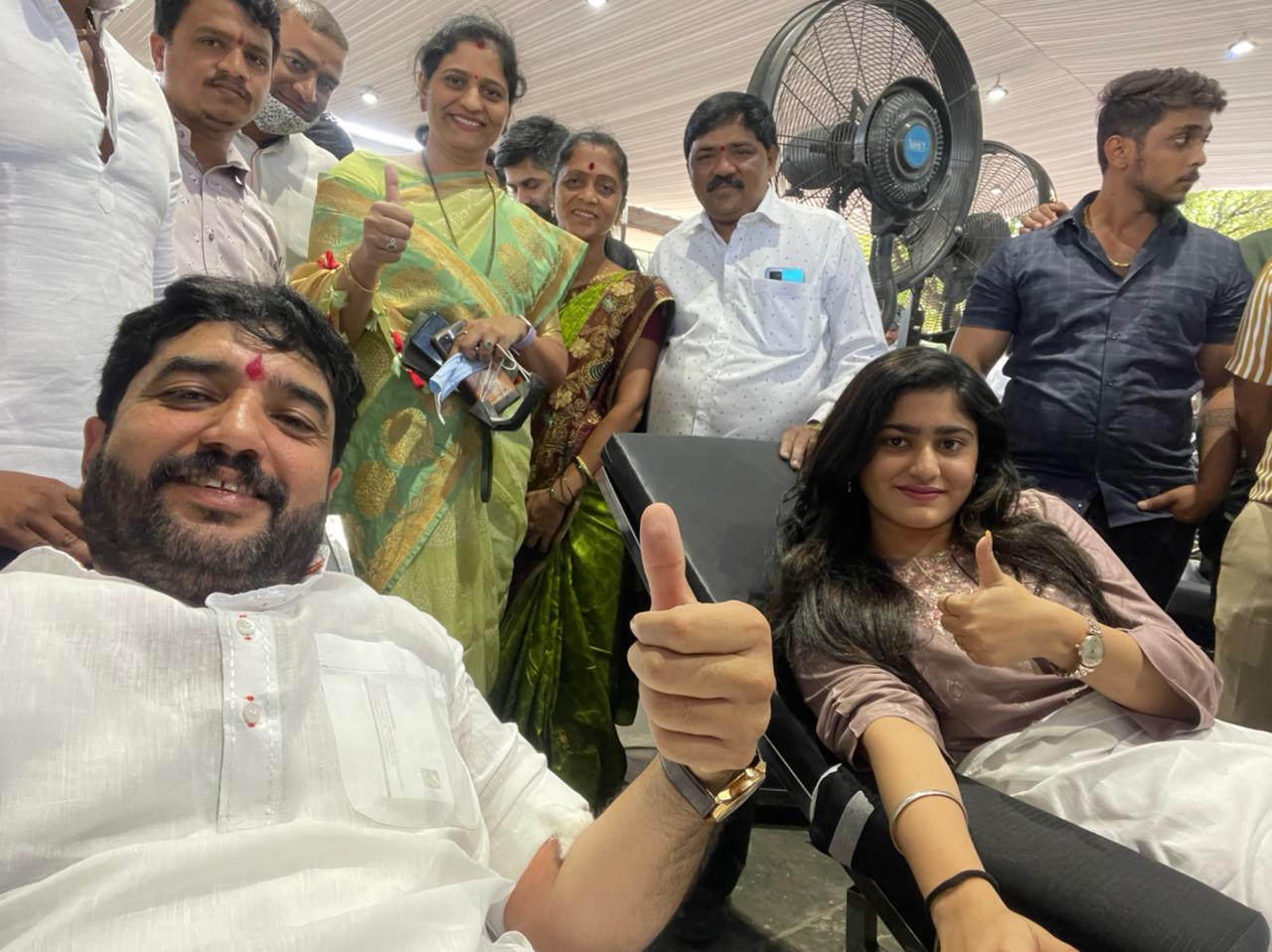 महापौर मुरलीधर मोहोळ यांच्या आवाहनाला पुणेकरांचा प्रचंड प्रतिसाद ; रक्तदानाला अलोट गर्दी महापौर मुरलीधर मोहोळ यांच्या आवाहनाला पुणेकरांचा प्रचंड प्रतिसाद ; रक्तदानाला अलोट गर्दी