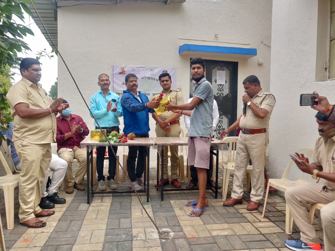 कोथरुडमध्ये जागतिक शौचालय दिनानिमित्त केअर टेकर, व सफाई सेवकांचा सन्मान….! कोथरुडमध्ये जागतिक शौचालय दिनानिमित्त केअर टेकर, व सफाई सेवकांचा सन्मान….!