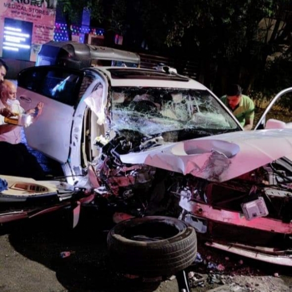 म्हात्रे पुल डिपी रस्त्यावर भरधाव बीएमडब्लू दुभाजकाला धडकली; अपघातात दोन तरुण जखमी