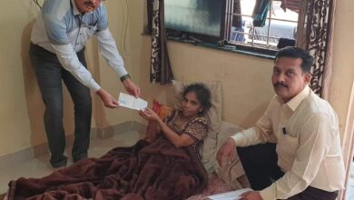 पुणे महापालिकेची सामाजिक बांधिलकी; अपघातग्रस्त सफाई सेविकेला चार लाख साठ हजार रुपयांची मदत