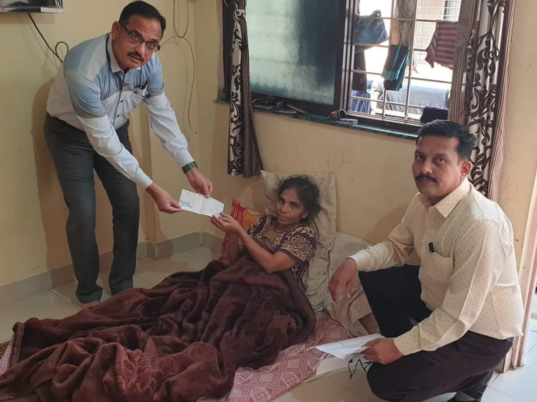 पुणे महापालिकेची सामाजिक बांधिलकी; अपघातग्रस्त सफाई सेविकेला चार लाख साठ हजार रुपयांची मदत