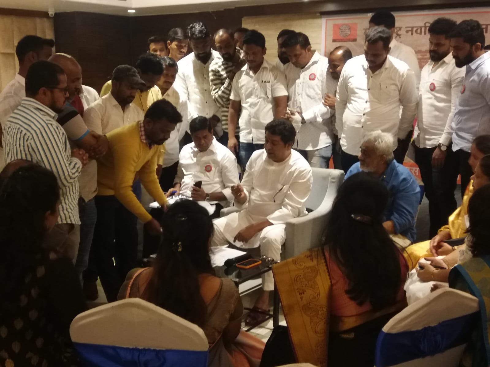 खादी कपडे घालून मिरवणे बंद करा लोकांमध्ये मिसळून काम करा. राज ठाकरेंचा मनसैनिकांना प्रेमाचा सल्ला