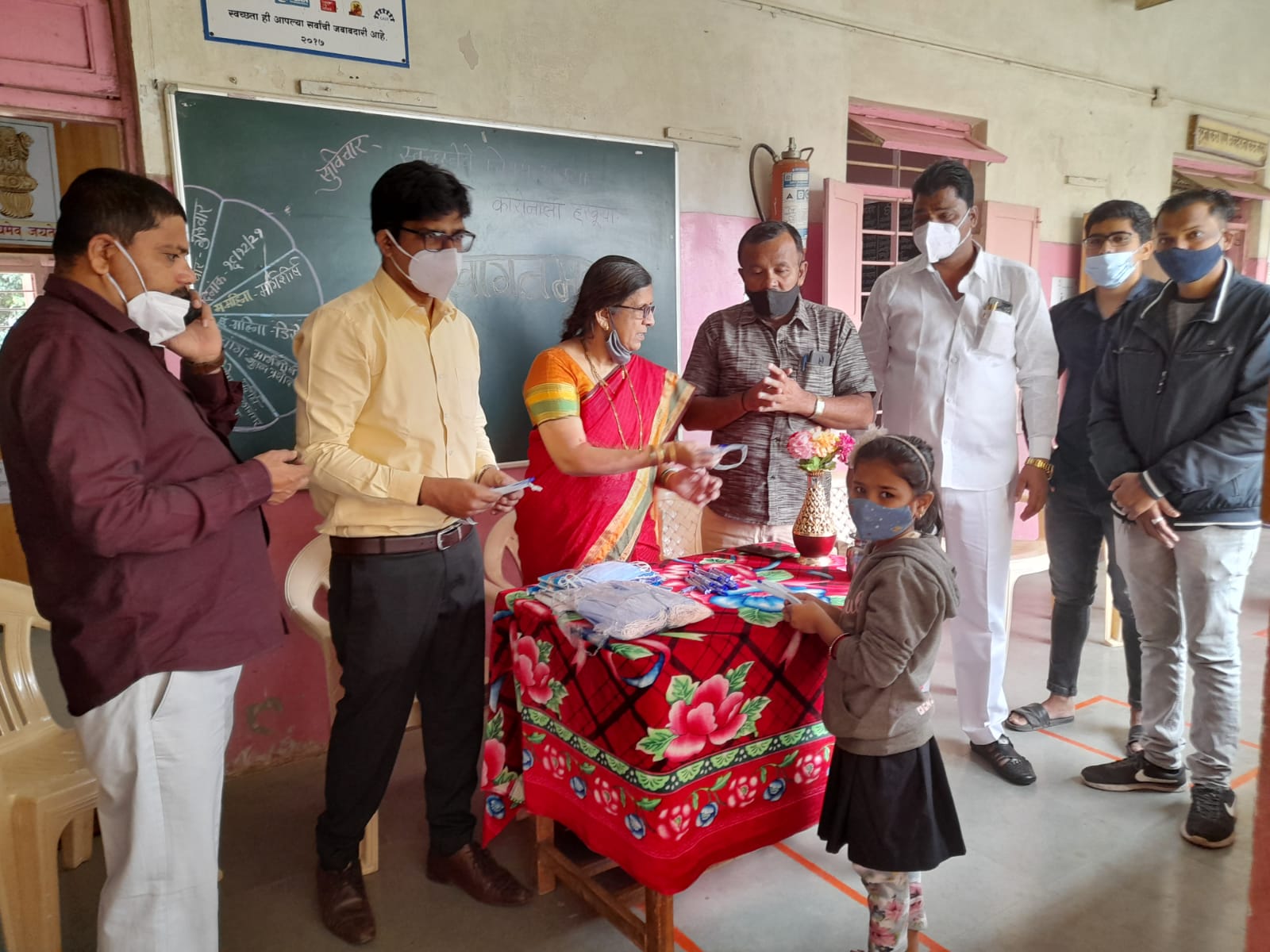 कोथरुडमधील मामासाहेब मोहोळ शाळेतील विद्यार्थ्यांचे हर्षवर्धन मानकर यांच्या वतीने स्वागत..