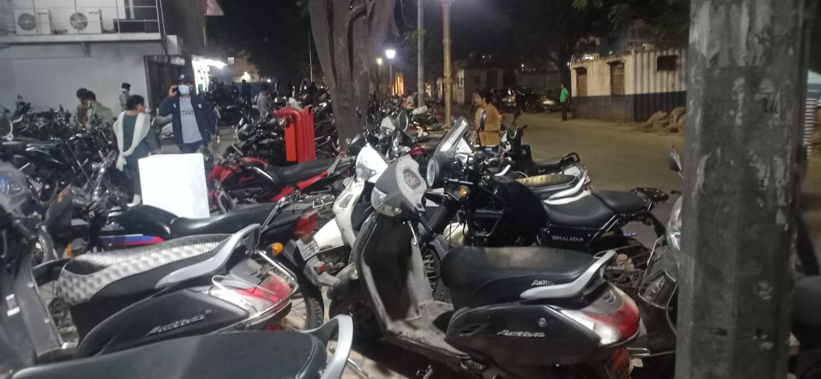 कर्वेनगरमध्ये डी मार्ट बाहेर पदपथासह रस्त्यावर बेशिस्त पार्किंग, वाहतुकीला अडथळा ; वारजे वाहतूक पोलीस कधी कारवाई करणार? कर्वेनगरमध्ये डी मार्ट बाहेर पदपथासह रस्त्यावर बेशिस्त पार्किंग, वाहतुकीला अडथळा ; वारजे वाहतूक पोलीस कधी कारवाई करणार?