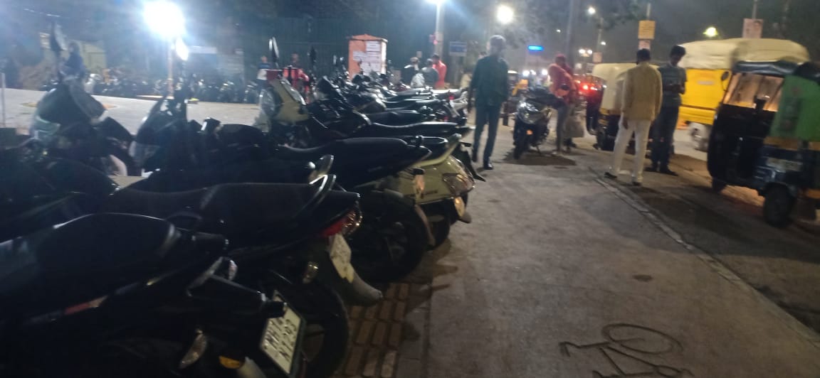 कर्वेनगरमध्ये डी मार्ट बाहेर पदपथासह रस्त्यावर बेशिस्त पार्किंग, वाहतुकीला अडथळा ; वारजे वाहतूक पोलीस कधी कारवाई करणार? Img 20211218 wa0277