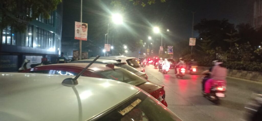 कर्वेनगरमध्ये डी मार्ट बाहेर पदपथासह रस्त्यावर बेशिस्त पार्किंग, वाहतुकीला अडथळा ; वारजे वाहतूक पोलीस कधी कारवाई करणार? Img 20211218 wa0278