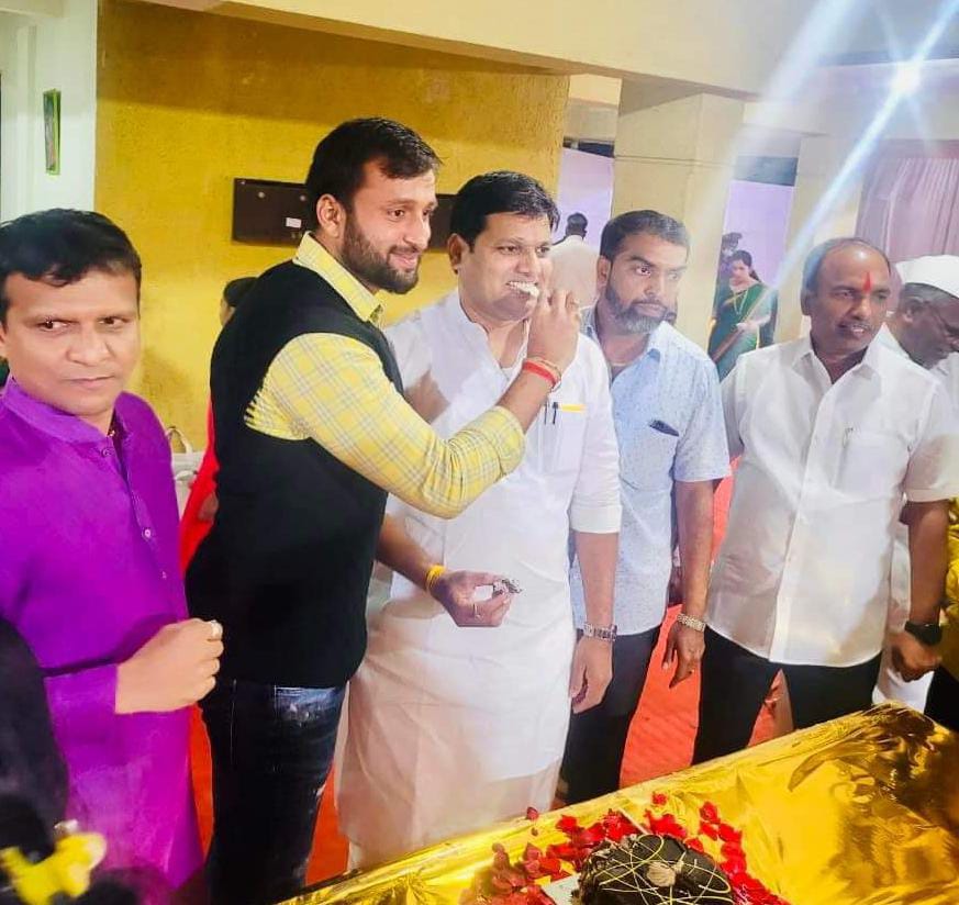 भांडण- मारामारी,वादविवाद आणि हसत मुखाने केक बाणेरच्या राजकारणाचे विविध पैलू….. भांडण- मारामारी,वादविवाद आणि हसत मुखाने केक बाणेरच्या राजकारणाचे विविध पैलू…..