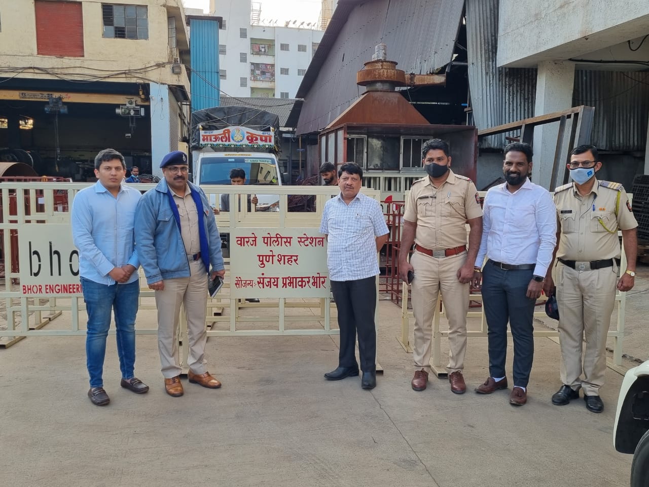 भोर इंडस्ट्रीजच्या वतीने पुणे पोलिसांना बॅरिकेड भेट..