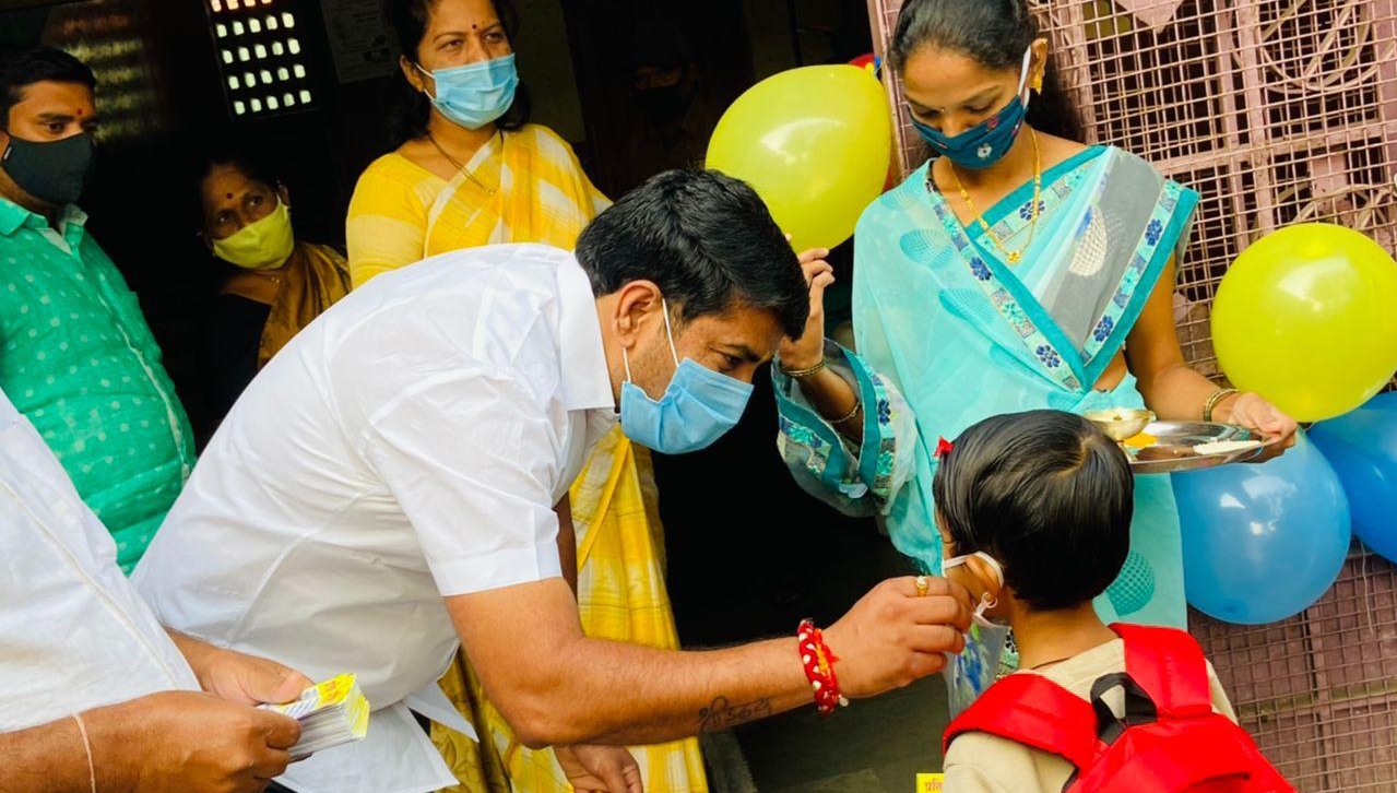 जयभवानीनगर येथील महापालिकेच्या शाळेत विद्यार्थ्यांचे औक्षण करून स्वागत.. जयभवानीनगर येथील महापालिकेच्या शाळेत विद्यार्थ्यांचे औक्षण करून स्वागत..