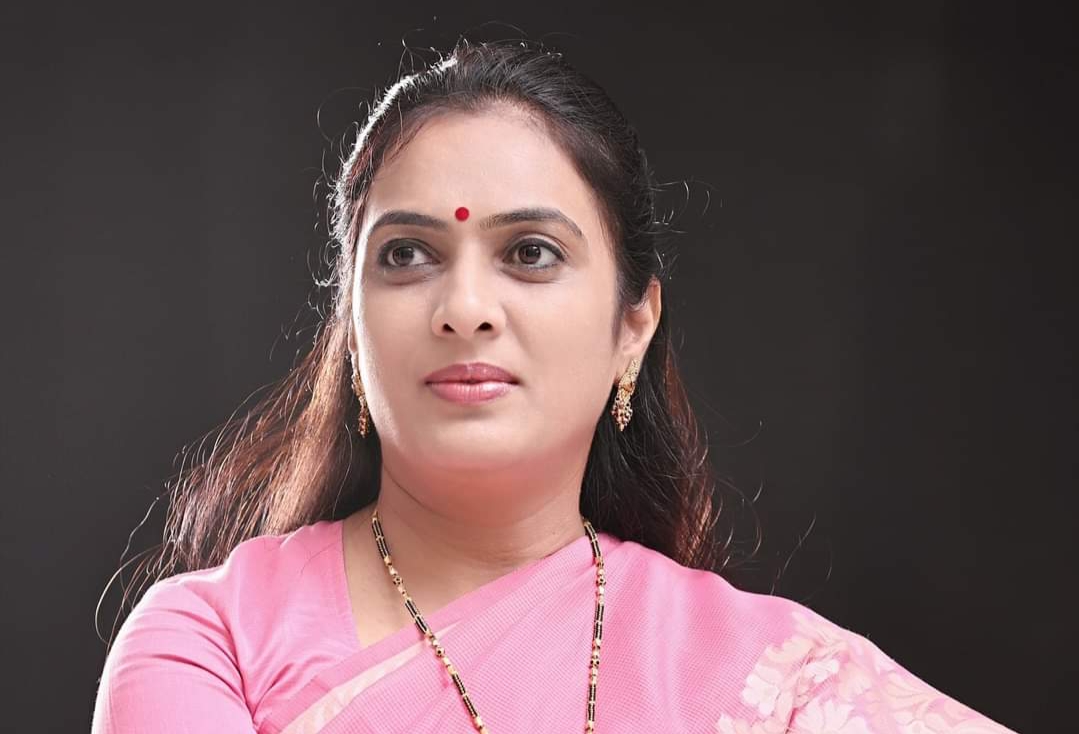 रोहिणी खडसे यांच्या गाडीवर हल्ला ; काय आहे हल्ल्यामागचे कारण