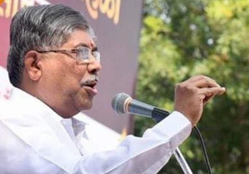 आघाडीतून बाहेर पडून भाजपासोबत सरकार स्थापन करण्याची घटक पक्षांमध्ये चढाओढ चंद्रकांत पाटील यांच्या वक्तव्याने खळबळ