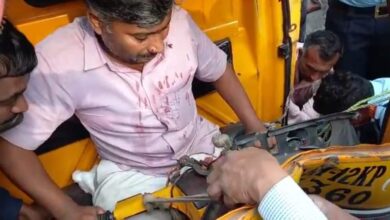 अग्निशमन दलाच्या जवानांच्या तत्परतेमुळे अपघात ग्रस्त टेम्पो चालकाची सुटका; कर्वे रस्त्यावरील घटना