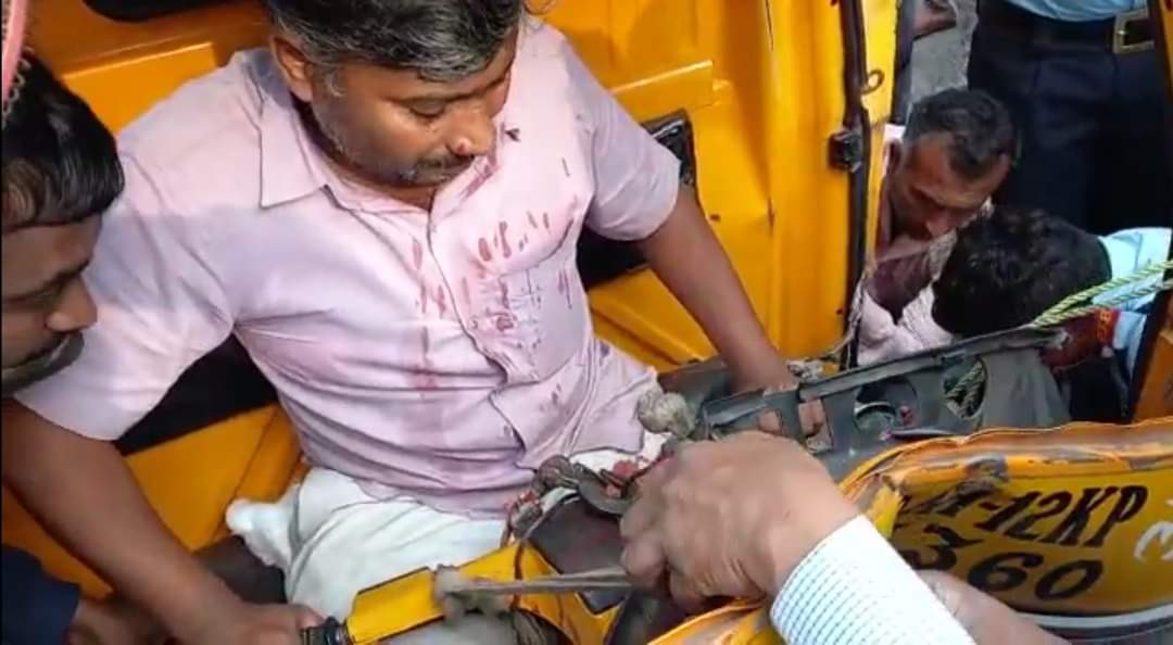 अग्निशमन दलाच्या जवानांच्या तत्परतेमुळे अपघात ग्रस्त टेम्पो चालकाची सुटका; कर्वे रस्त्यावरील घटना