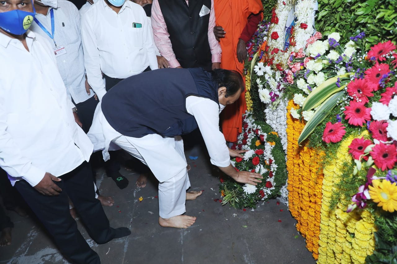 कोरेगाव भीमा येथील ऐतिहासिक जयस्तंभास व शहीद वीरांना उपमुख्यमंत्री अजित पवार यांच्याकडून विनम्र अभिवादन..