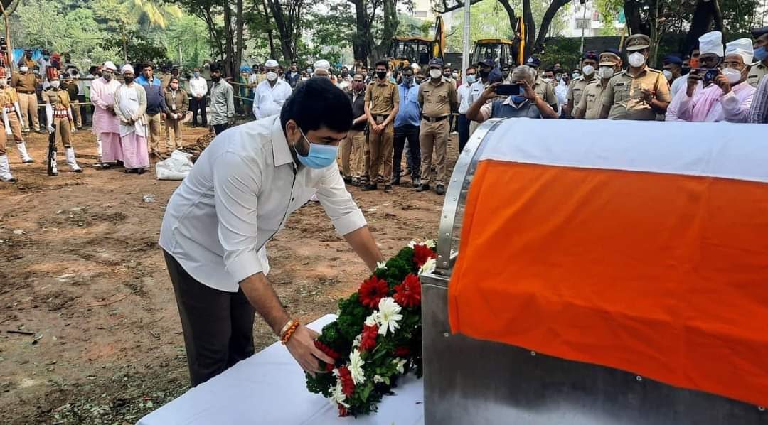 ज्येष्ठ समाजसेविका पद्मश्री सिंधुताई सपकाळ यांच्यावर शासकीय इतमामात अंत्यसंस्कार