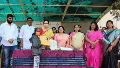 मुलींनी समाजात आत्मविश्वासाने वावरावे आणि शिक्षण अर्ध्यावर सोडू नये – चित्रा वाघ