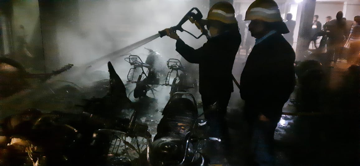 शिवणे मधील इमारतीच्या पार्किंगमध्ये आग; १३ दुचाकी व २ रिक्षा जळून खाक