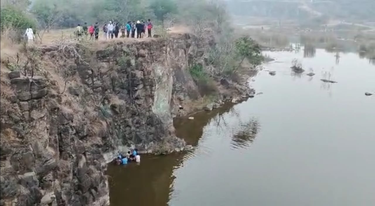 कोथरूड- पौड फाटा वेताळ टेकडीवरील खाणीतील पाण्यात पडला युवक; अग्निशमन दलाने वाचविले प्राण