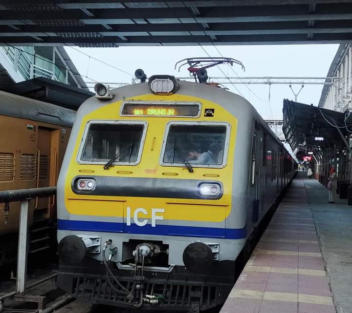 पुणे स्थानकात मेमूचा डबा रुळावरून घसरला