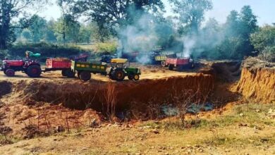 सुरजागडमध्ये नक्षलवाद्यांकडून प्रधानमंत्री ग्राम सडक योजनेच्या कामावरील वाहनांची जाळपोळ