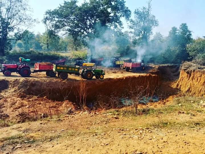 सुरजागडमध्ये नक्षलवाद्यांकडून प्रधानमंत्री ग्राम सडक योजनेच्या कामावरील वाहनांची जाळपोळ