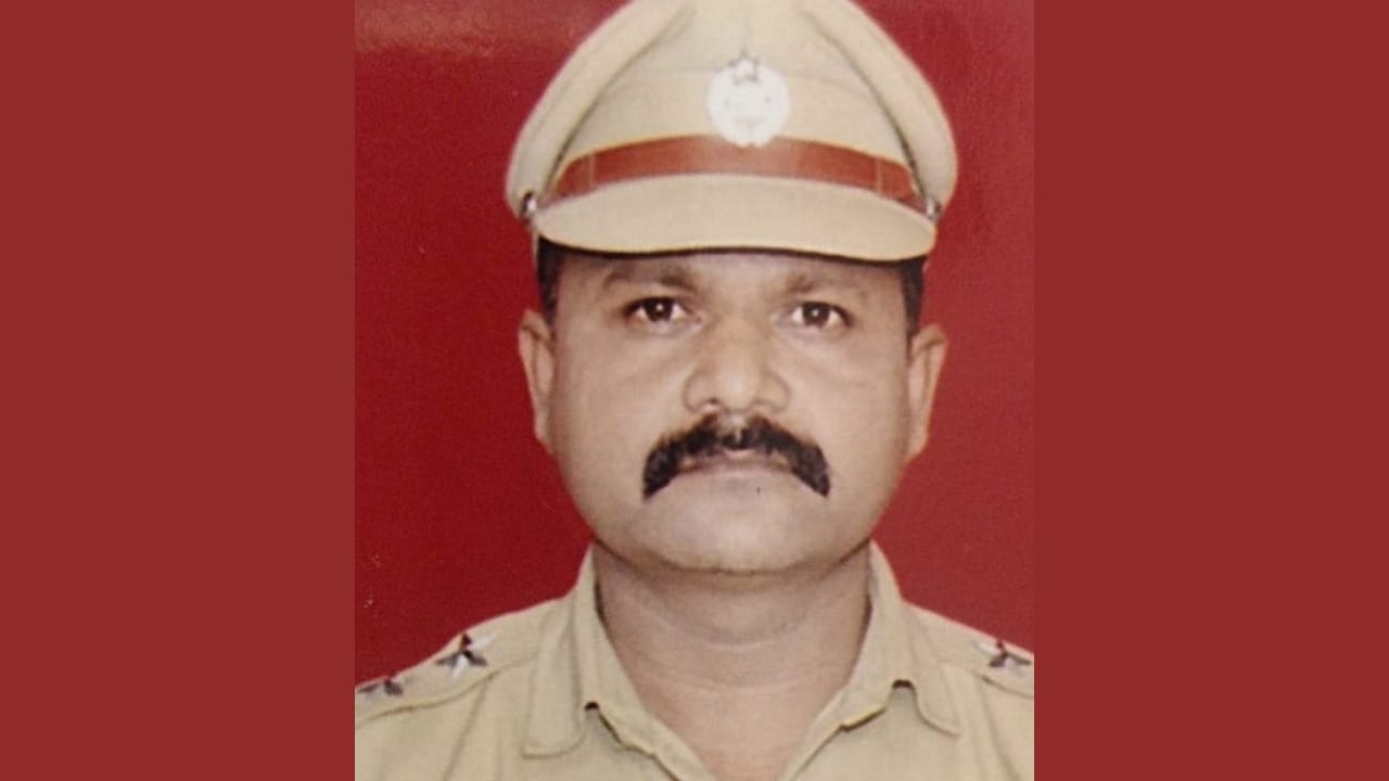 आधी अग्निशमन दलात जवान व आता आरोग्य निरीक्षक असताना दाखवले प्रसंगावधान; आगीवर केली मात.