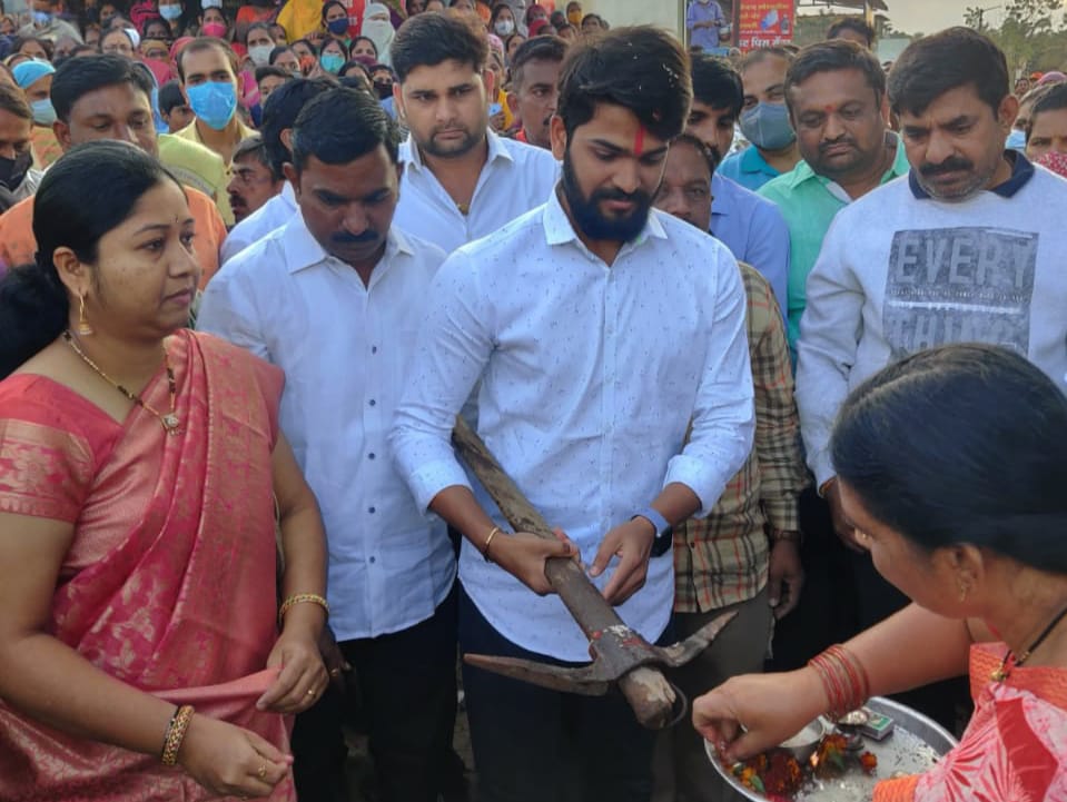 वारजेतील गोकुळनगर पठार ते सहयोगनगर रस्त्याचे काम भारतभूषण आबा बराटे यांच्याकडून स्वखर्चाने सुरू ; नागरिकांमध्ये आनंदोत्सव..