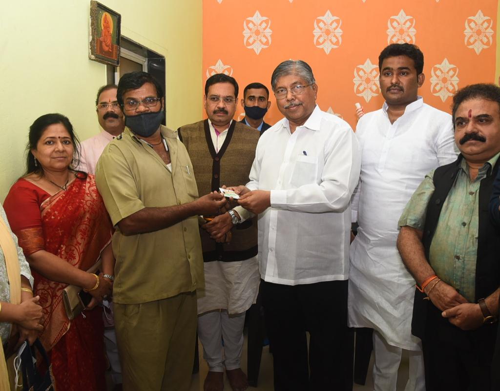 असंघटित क्षेत्रातील व्यक्तींनी केंद्र सरकारच्या विविध योजनांचा लाभ घ्यावा : चंद्रकांत पाटील