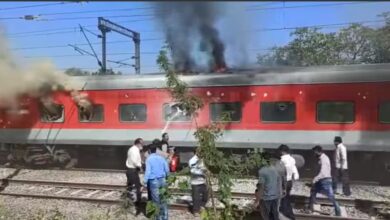 नंदुरबार येथे रेल्वे स्थानकाजवळ गांधीधाम एक्स्प्रेसला लागली आग..