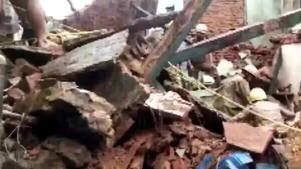 इमारत कोसळून 4 जणांचा मृत्यू; बचाव कार्य सुरू