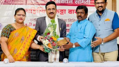 बाबा धुमाळ व दिपाली धुमाळ हे समाजाचे वैचारिक पोषण व्हावे यासाठी प्रयत्न करणाऱ्या मोजक्या लोकप्रतिनीधीं पैकी एक : प्रा. मिलिंद जोशी